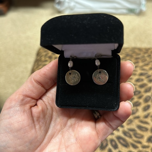 Sterling silver pearl monogram earring - Picture 2 of 3